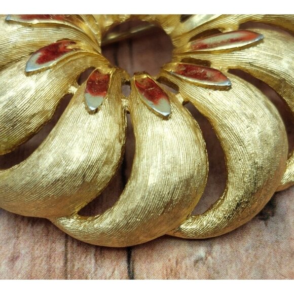 Vintage Crown Trifari Brushed & Shiny Gold Tone Round Swirl Brooch Pin - Picture 2 of 8